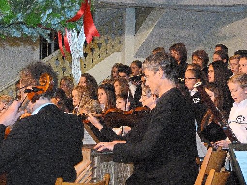 Nicht nur dem Markt herrschte dichtes Gedränge – auch auf der Bühne standen die Sänger dicht an dicht.  Foto: Kosowska-Németh Foto: Schwarzwälder-Bote
