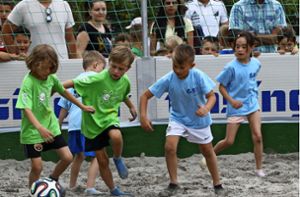 Für die Grundschüler aus Nagold und Rohrdorf ist das Beach-Soccer-Turnier immer ein Highlight. Foto: Uwe Priestersbach