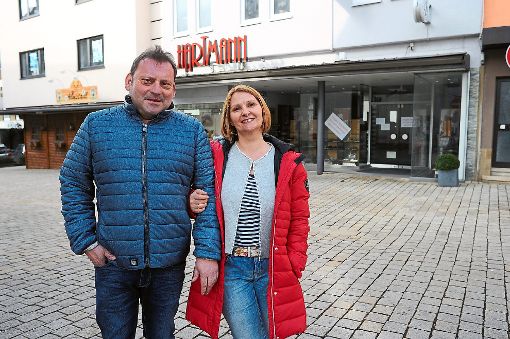 Es geht weiter: Birgit und Ulrich Hartmann wollen ihr Schuhgeschäft wieder eröffnen. Foto: Fritsch