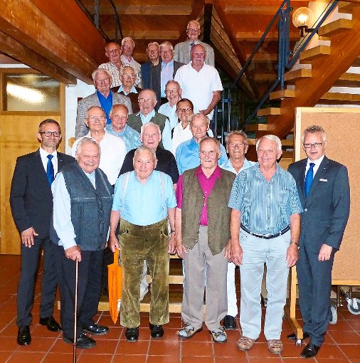 Die Geehrten, die bereits   50 beziehungsweise 60 Jahre Mitglied der Volksbank Kinzigtal sind, zusammen mit Oliver Broghammer (links)  und  Martin Heinzmann (rechts) Foto: Hering Foto: Schwarzwälder-Bote