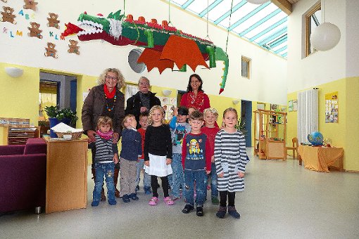 Der Kindergarten Ebershardt bastelte einen großen Drachen aus Altmaterialien. Foto: Smaoui Foto: Schwarzwälder-Bote