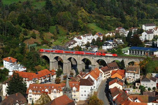 Die Schwarzwaldbahn fährt in Hornberg über ein Viadukt.  Foto: Seeger