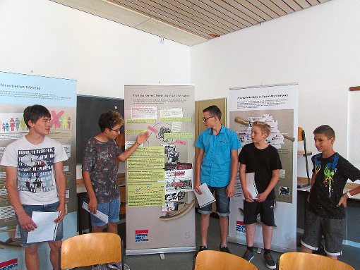 Die Schüler begleiten die Besucher sachkundig durch die Ausstellung.  Foto: Reinauer Foto: Schwarzwälder-Bote