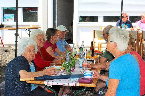 Die Gäste des AWO-Sommerfests lassen es sich gut gehen und informieren sich über die Angebote des Wohlfahrtsverbands.  Foto: Breisinger Foto: Schwarzwälder-Bote