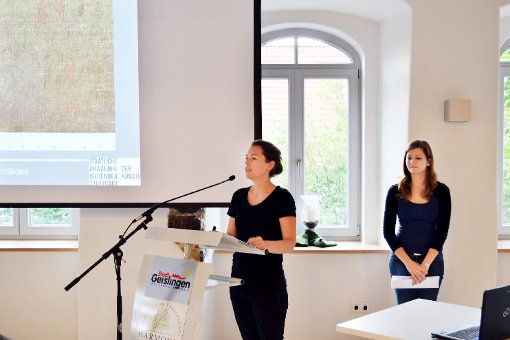 Pia Rösch (links) und Sabrina Kunz erläutern ihr Vorgehen bei der Restauration des 350 Jahre alten Bilds. Foto: Fiedler Foto: Schwarzwälder-Bote