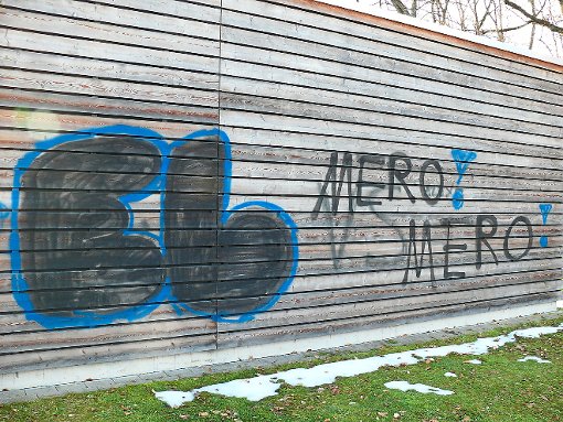 Der Trägerverein Möglingshöhe sieht die Stadt in der Pflicht, die Graffitis zu entfernen. Foto: Strohmeier Foto: Schwarzwälder-Bote