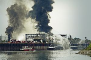 Nach der Explosion bildet sich eine riesige Rauchwolke auf dem Gelände des Chemikonzerns BASF – die Löscharbeiten waren am Montagnachmittag noch in vollem Gang. Foto: AFP