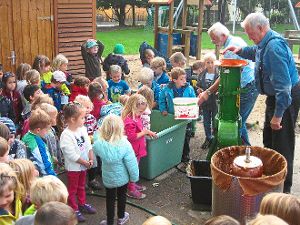 Kolumban Wannenmacher und Erich Morlok pressten für über 100 Kinder frischen Apfelsaft.  Foto: Beiter Foto: Schwarzwälder-Bote