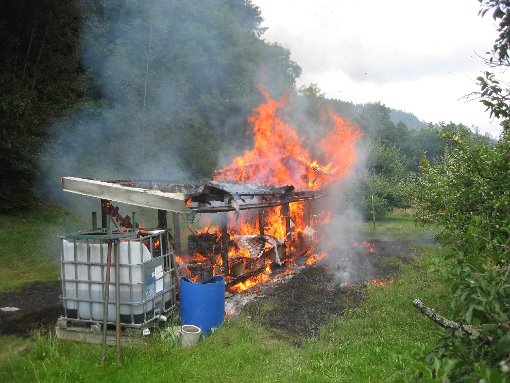 Das Feuer griff auch auf die Bienenstöcke über. Foto: Feuerwehr