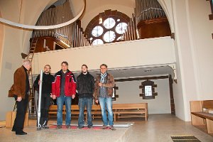 Joachim Popp (Dritter von rechts), Orgelinspektor  Kaufmann (rechts), Egbert Zäh (links) und zwei Mitarbeiter der Firma Popp freuen sich über die renovierte Bisinger Orgel.  Foto: Wahl Foto: Schwarzwälder-Bote