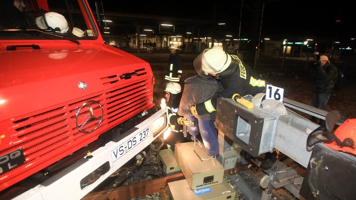 Feuerwehr-Übung: Zwei Fahrzeuge von Zug erfasst