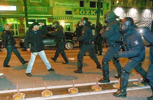 Die Polizei in Hamburg musste die rund 800 beteiligten Personen trennen. Foto: dpa