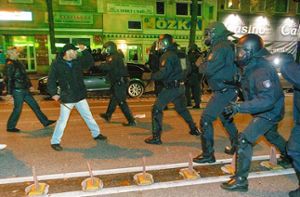 Die Polizei in Hamburg musste die rund 800 beteiligten Personen trennen. Foto: dpa