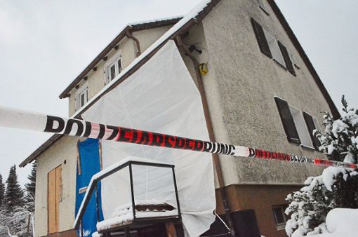 Polizeiabsperrband hängt vor dem Haus in Hardt, in dem eine 22-jährige Frau erstochen wurde. Foto: Dold