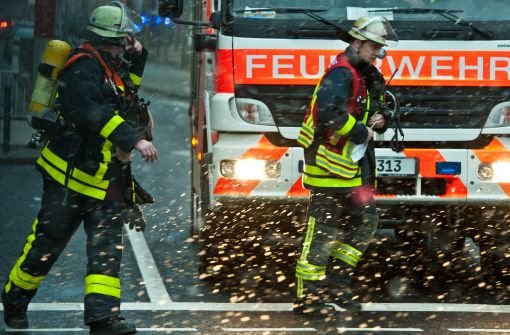 Am späten Dienstagabend geht ein Wohnwagen in Schwieberdingen in Flammen auf - bereits zum zweiten Mal innerhalb weniger Wochen. Foto: dpa/Symbolbild
