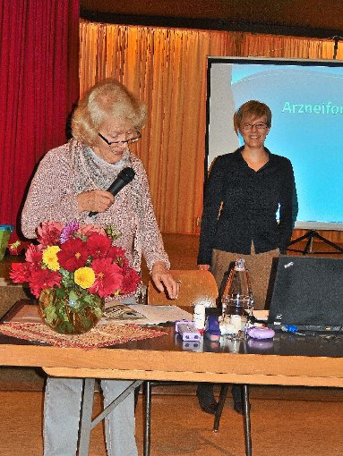 Irene Reitze (links) bedankt sich bei Referentin Böttinger (rechts) für den informativen Nachmittag. Foto: Veranstalter Foto: Schwarzwälder-Bote