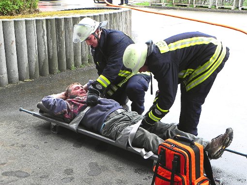Die Rettung von mehreren eingeschlossenen Personen stand bei der Übung des  Löschzugs Mitte im Vordergrund. Foto: Bäurle Foto: Schwarzwälder-Bote