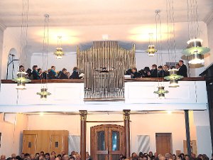 Der Kirchenchor Herrenzimmern und an der neuen Orgel Peter Auginski. bereiteten den Zuhörern eine wunderbare Einstimmung aufs bevorstehende Fest.   Fotos: Hölsch Foto: Schwarzwälder-Bote