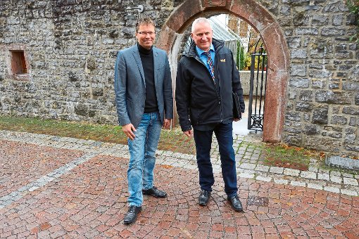 Der Landtagsabgeordnete Thomas Blenke (rechts) und Bürgermeister Stefan Feigl auf Ortsrundgang. Foto: Schabert Foto: Schwarzwälder-Bote