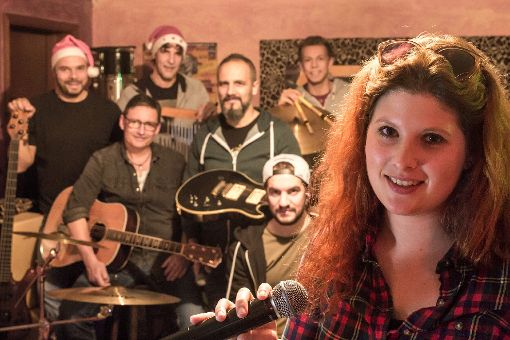 Bestens eingespielt für ihr Weihnachtskonzert: Sängerin Caro und ihre Musikerfreunde. Foto: Beck Foto: Schwarzwälder-Bote
