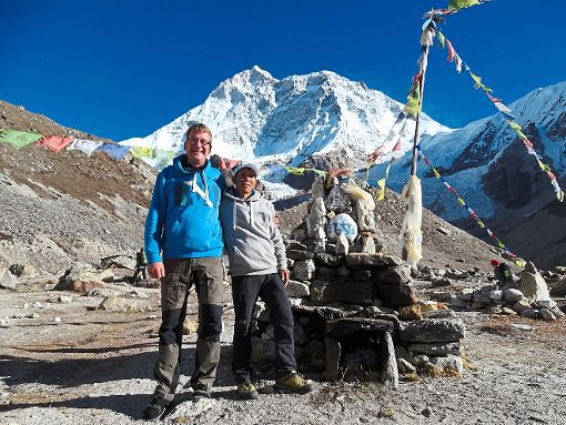 Referent Alexander Schmidt mit Dawa Sherpa in Nepal. Foto: DAV Foto: Schwarzwälder-Bote
