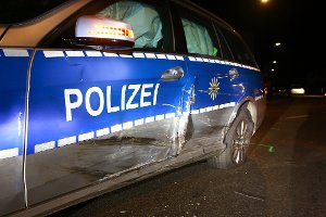 Auf der Flucht vor der Polizei rammt ein 30-Jähriger am Sonntag in Weinstadt-Beutelsbach einen Streifenwagen.  Foto: Benjamin Beytekin