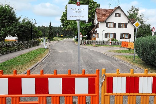 Die Straße nach Schönbronn ist  noch  gesperrt. Laut Bürgermeister Moser wird sich das diese Woche ändern.  Foto: Ziechaus Foto: Schwarzwälder-Bote