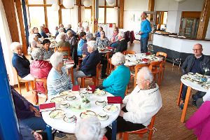 40 Besucher erfreuen sich beim Seniorennachmittag an alten Geschichten und Bildern. Foto: Hübner Foto: Schwarzwälder-Bote