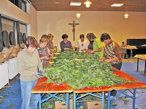 Fürs Adventsmärktle bastelt der katholische Frauenkreis Kränze.  Foto: Lamberth Foto: Schwarzwälder-Bote