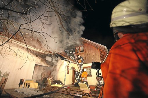 Der Schopf des ehemaligen Bahnwärterhauses in Stockburg brannte gestern Abend aus. Die Feuerwehr schützte das angrenzende Wohnhaus.   Foto: Eich