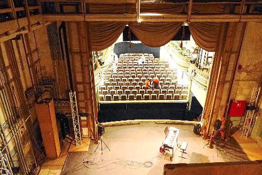 Blick vom Schnürboden über die Bühne in den Zuschauerraum. Foto: Bechtle