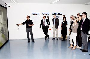 Exkursion in virtuelle Welten: Bei der Vorführung der VR-Powerwall steigen die Gäste in die dritte Dimension ein. Foto: Lehmann