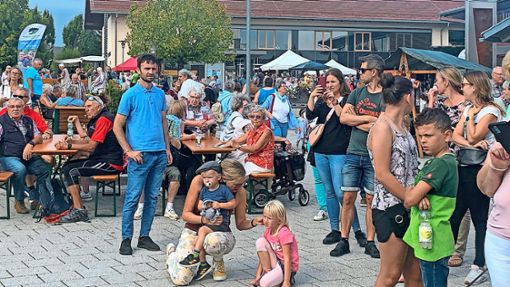 So viel Leben wie beim Naturparkmarkt Anfang Oktober 2023 wünscht sich die Gemeinde Loßburg öfter auf dem Rathausplatz. (Archivfoto) Foto: Christiane Frey
