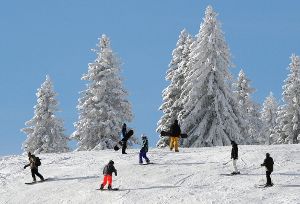 Auf dem Feldberg kann man am Oster-Wochenende nochmal zum Skifahren. Foto: dpa