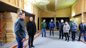 Bernd Ehrle (links) hat Bürgermeister Hubert Schiele (daneben) und den Räten den Neubau vorgestellt. Foto: Ulrike Zimmermann
