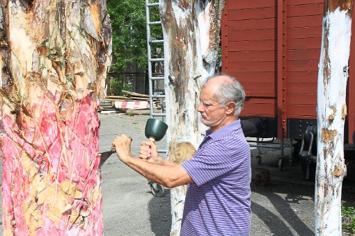 Angeleitet von Bildhauer Klaus Henning dürfen Jugendliche Holz bearbeiten. Foto: Köncke Foto: Schwarzwälder-Bote