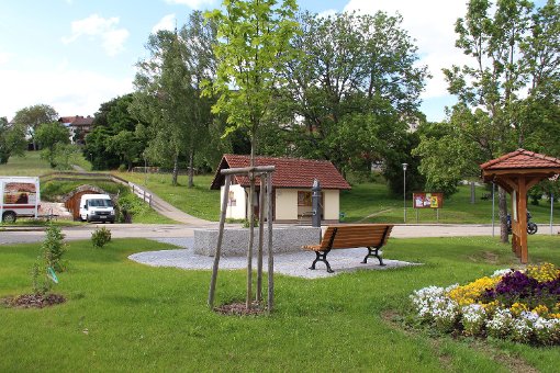 Göschweiler hat viele schöne Orte zu bieten, so auch den Emil-Baader-Platz, mit Brunnen, neuer Sitzbank und Blumenpracht. Eine Infotafel soll den Platz weiter aufwerten.  Foto: Bächle Foto: Schwarzwälder-Bote