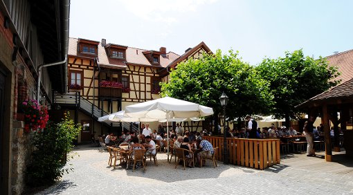 Wem es im Sommer zu heiß ist, der kann im Domäne Biergarten in Hechingen (Zollernalbkreis) unter einem Sonnendach entspannen. Zur Internetseite Foto: Domäne Hechingen
