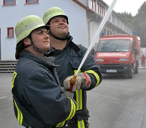 Zwei Mann an einem Löschrohr: Die Feuerwehr übt auf dem Firmengelände Beilharz. Foto: Heidepriem Foto: Schwarzwälder-Bote