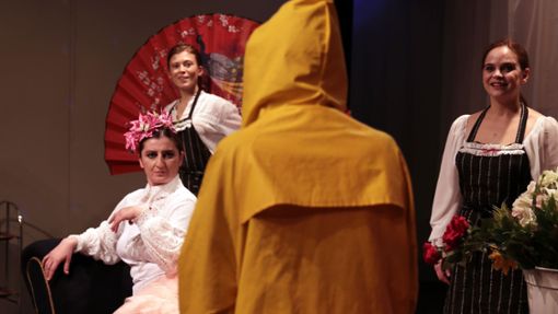 Die Schauspielerinnen schlüpfen bei „Stolz und Vorurteil“ in insgesamt 18 Rollen. Foto: Theater Tri-Bühne