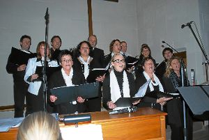 Die Sängerinnen und Sänger des Oberlengenhardter Chors Neue Töne besangen ihre Vorfreude auf Weihnachten voller Begeisterung und Überzeugung. Foto: Fisel Foto: Schwarzwälder-Bote