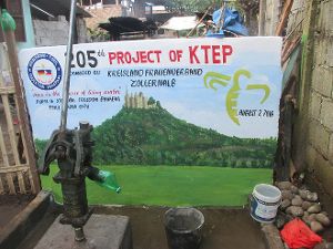 Das Schild an der Wasserstelle in dem kleinen Dorf Santo Nino Silka weist auf den Landfrauenverband Zollernalb als Spender hin. Es ist der 205. Brunnen, für den das Hilfsprojekt KTEP Spenden zusammen getragen hat.   Foto: KTEP Foto: Schwarzwälder-Bote