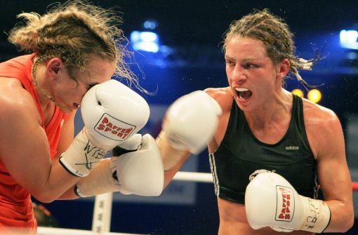 Alesia Graf (re.) setzt eine Schlagserie an: Die Stuttgarterin wagt nach einem Jahr Kampfpause ein Comeback im Ring. Foto: dpa