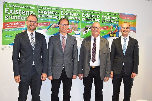 Ihren neuen Wirtschaftsförderer Gunnar von der Grün (Zweiter von rechts) stellten die  Bürgermeister Ralf Ulbrich (von links, Deißlingen), Torben Dorn (Dauchingen) und Martin Ragg (Niedereschach) vor. Foto: Bantle Foto: Schwarzwälder-Bote