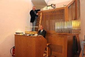 Peter Ammer spielte  die Orgel, während    Orgelbauer Gilbert Scharfe im Inneren filmte. Foto: Geisel Foto: Schwarzwälder-Bote
