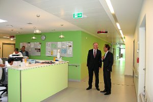 Landrat Wolf-Rüdiger Michel (links) und Bürgermeister Hermann Acker besichtigen das SRH-Krankenhaus.  Foto: Danner Foto: Schwarzwälder-Bote