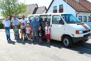 Bruno Siegmund (rechts) fährt seit mehr als 15 Jahren die Kinder aus Dautmergen in den Kindergarten nach Dotternhausen. Eltern und Kinder sind voll des Lobs über den besten Fahrer, den es gibt. Foto: Visel Foto: Schwarzwälder-Bote