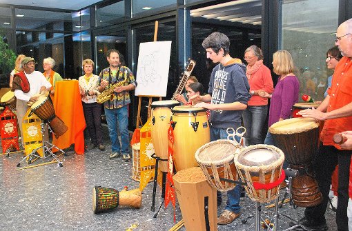 Jayantha Gomes (links) wird bei der Präsentation seines neuen Kunstkalenders in Bad Liebenzell musikalisch begleitet von der Percussionsgruppe Jayantha and the Clan.  Foto: Fisel Foto: Schwarzwälder-Bote