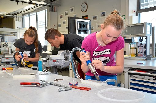 Mädchen für technische Berufe zu begeistern, ist das Ziel des Girlsday – hier bei der Firma Rena.  Foto: Rena Foto: Schwarzwälder-Bote