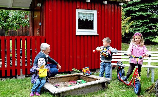 Tagesmutter Helga Stoll hält sich mit ihren Kindern am Liebsten in ihrem großen Garten in Maisenbach auf, aber auch auf ausgedehnten Spaziergängen durch Feld und Wald. Foto: Fisel Foto: Schwarzwälder-Bote